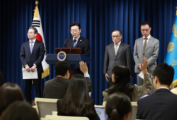 이재명 대통령이 14일 서울 용산 대통령실에서 한·미 간 관세·안보 합의를 문서화하는 '조인트 팩트시트(JFS·합동설명자료)' 관련 발표를 마친 뒤 취재진 질문을 받고 있다. 왼쪽부터 김용범 정책실장, 이 대통령, 위성락 국가안보실장, 이규연 홍보소통수석이다. 사진=뉴시스