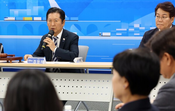 정청래 더불어민주당 대표가 14일 부산 동구 부산시당에서 열린 현장 최고위원회에서 모두발언 중인 모습. 사진=뉴시스