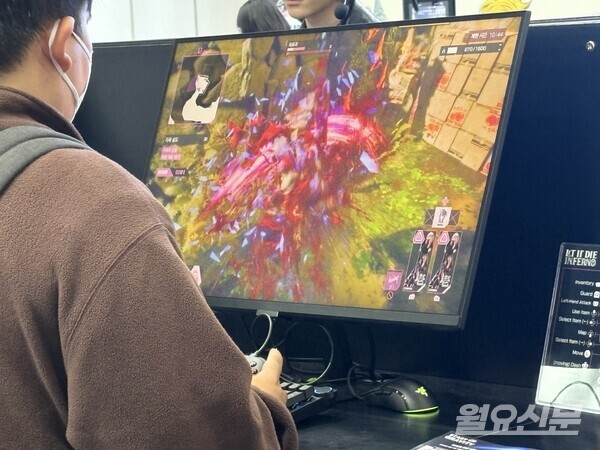 '지스타 2025' 내 그라비티 부스에서 한 관람객이 '렛 잇 다이: 인페르노'를 시연하고 있다. 피가 잔뜩 튀는 게임이지만 초등학생도 체험이 이뤄졌다. 사진=이상훈 기자