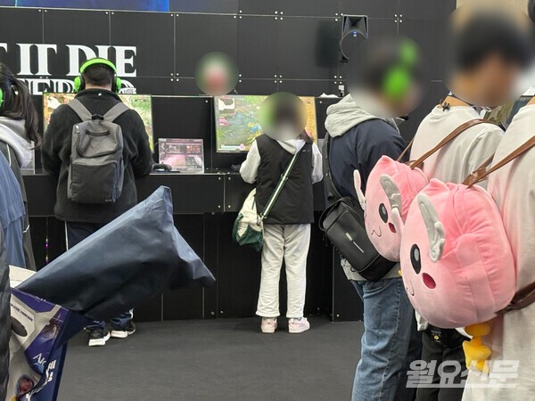 초등학생이 피가 흥건하게 번지는 게임 '렛 잇 다이: 인페르노'를 그라비티에서 플레이하는 모습. 부모의 문의에도 진행요원은 제지하지 않고 "문제 없다"고 답했다. 사진=독자 제공