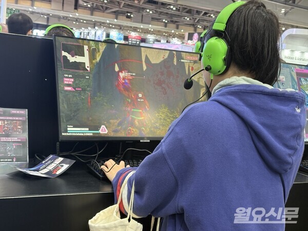 그라비티 부스 내 진행요원은 관람객 부모가 초등학생도 체험 가능한지를 묻자 "괜찮다. 상관 없다"면서 시연을 하게 했다. 관람객이 "초등학생 용으로 심의 받은 것 같지 않다"고 재차 묻자 진행요원이 "심의를 받지 않아서 괜찮다"고 답했다. 사진=이상훈 기자