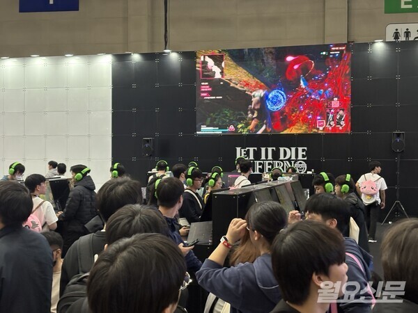 그라비티 부스 상단에 마련된 거대 스크린에서도 '렛 잇 다이: 인페르노'의 잔혹한 영상이 반복적으로 재상됐다. 사진=이상훈 기자