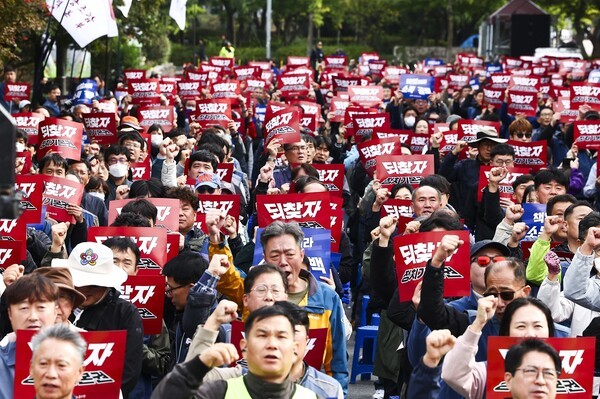지난달 21일, 전국공무원노동조합 조합원들이 여의도 산업은행 인근에서 '공무원노조 총력 투쟁대회'에 참여, 정치기본권 쟁취 및 소득공백 해소를 요구하고 있다. 사진=뉴시스