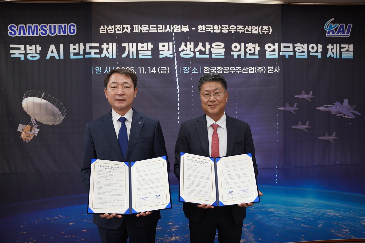 KAI와 삼성전자가 항공우주·방산 분야에 적용할 AI·RF 기반 국방 반도체의 공동 개발과 기술 로드맵 수립을 위한 업무협약을 체결했다. 사진=KAI