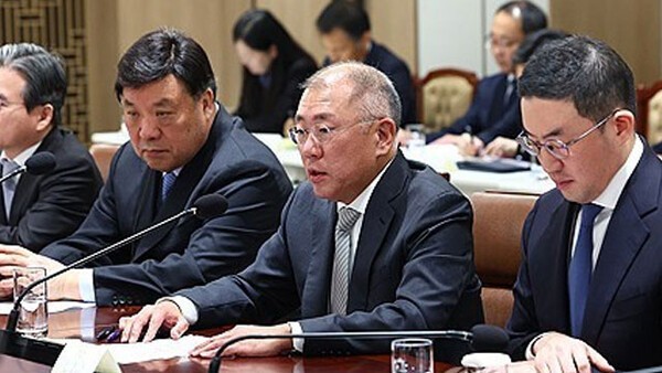 정의선 현대자동차 그룹 회장이 16일 서울 용산 대통령실 청사에서 열린 한미 관세협상 후속 민관 합동회의에서 발언하고 있는 모습. 현대차그룹이 2026부터 2030년까지 국내에 125조2000억원을 투입해 AI·수소·전동화 중심의 미래 산업 전환과 수출 확대에 나선다. 사진=뉴시스