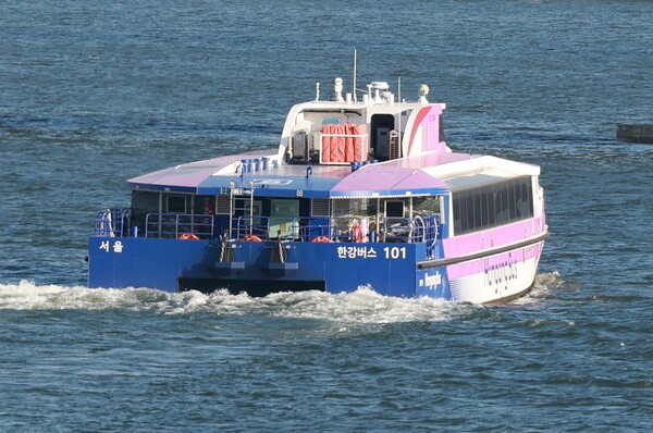 지난 2일 한강버스가 여의도선착장 인근에서 잠실 방면으로 운항하고 있다. 사진=뉴시스