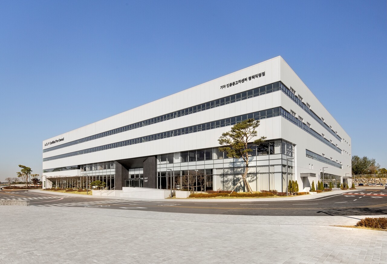 기아 인증중고차 센터 평택 직영점 및 PBV 익스피리언스 센터 외부 전경. 기아가 평택에 인증중고차·전동화·PBV 체험을 한곳에서 제공하는 복합 고객 거점을 열고 다양한 체험·편의시설 및 이벤트 운영에 나선다.사진=기아