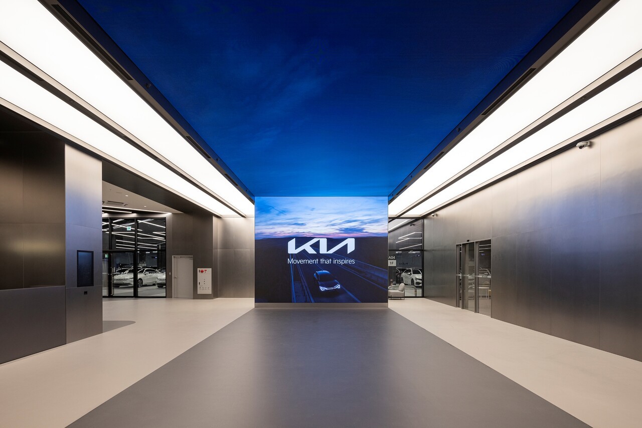 기아 인증중고차 센터 평택 직영점에 설치된 미디어월. 로비에 설치된 초대형 미디어월과 'CPO 인트로덕션 존에는 기아 인증중고차의 품질 점검 과정을  시각화한 디지털 콘텐츠와 함께 상품화 전후 비교 차량이 전시된다. 사진=기아