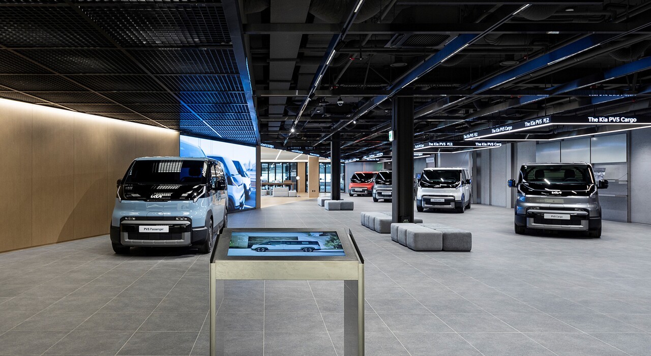 PBV 익스피리언스 센터 내부 전경. 2층에 위치한 'PBV 익스피리언스 센터'는 기아 최초의 PBV 특화 거점이다. 사진=기아