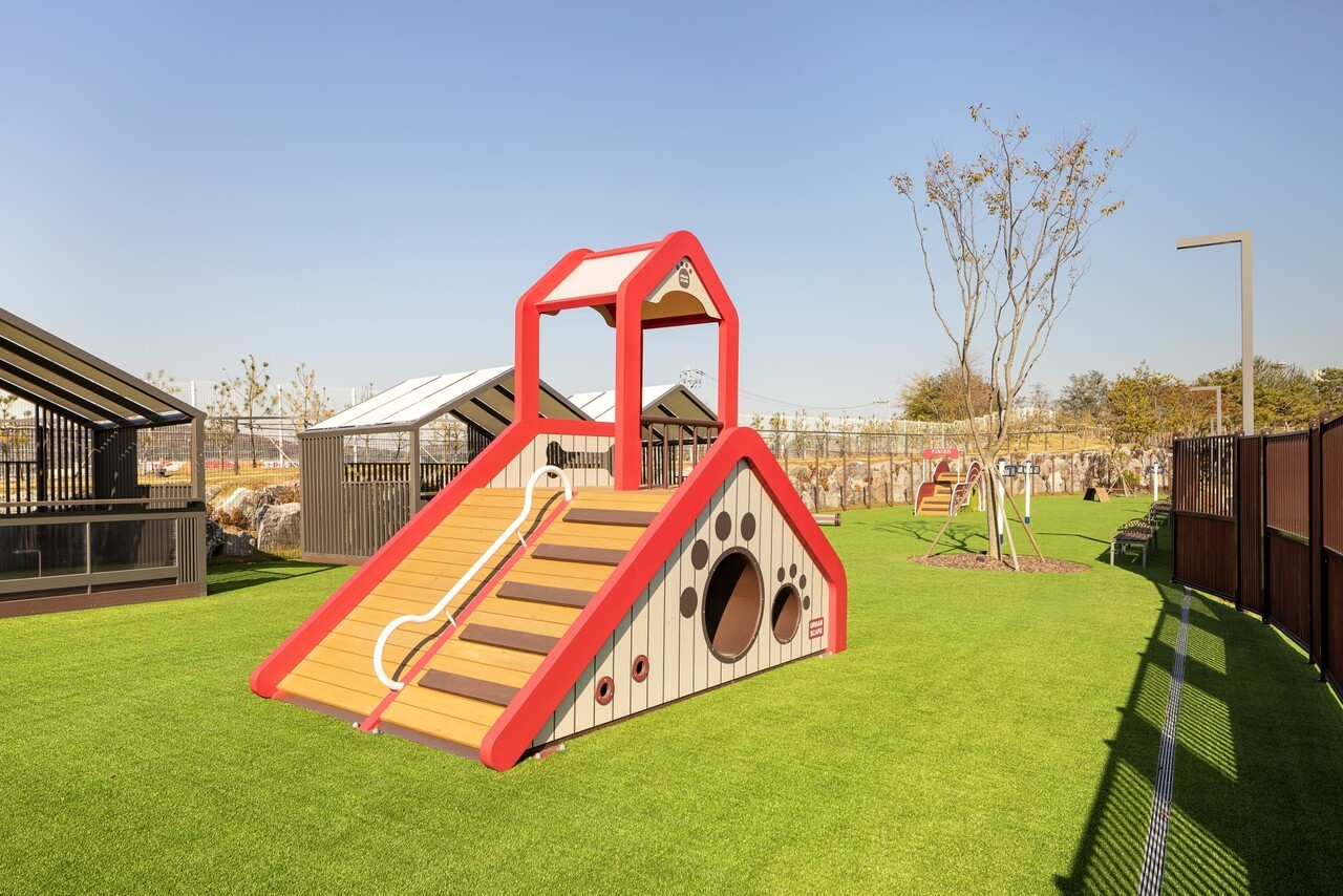 기아 인증중고차 센터 및 PBV 익스피리언스 센터 부지에 조성된 반려견 놀이터. 기아는 고객 중심의 서비스뿐만 아니라 지역 사회와의 실질적인 상생을 중요한 가치로 생각해 다양한 공공 편의시설도 함께 마련했다. 사진=기아