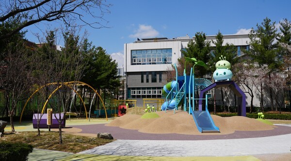 넥슨의 '단풍잎 놀이터 2호'가 행정안전부 우수 어린이 놀이시설로 선정됐다. 사진=넥슨