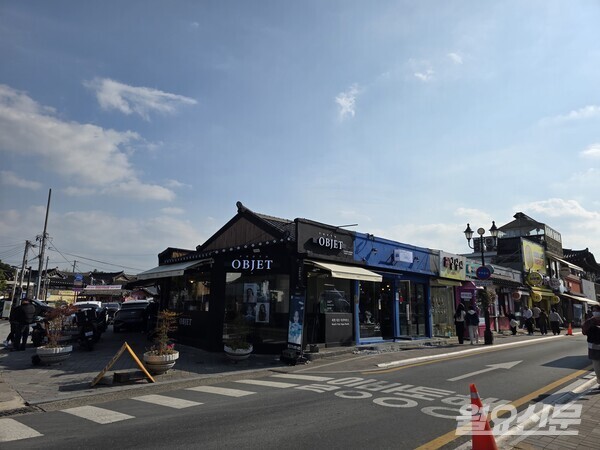 한옥과 현대건물의 조화가 눈에 띄는 황리단길. 사진=윤성희 기자