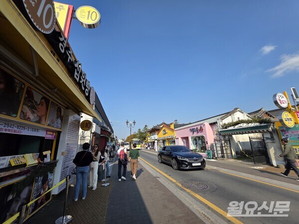 경주의 명물 십원빵과 쫀드기 등 옛날 간식 및 소품 등을 파는 가게들이 많았다. 사진=윤성희 기자