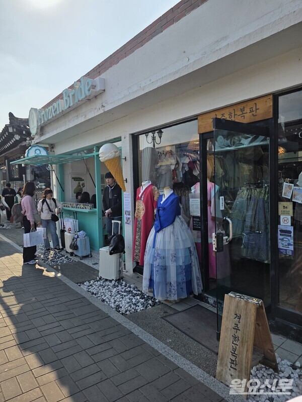 한복대여는 이제 내국인 외국인 모두가 즐겨찾는 황리단길 문화로 자리잡았다. 사진=윤성희 기자