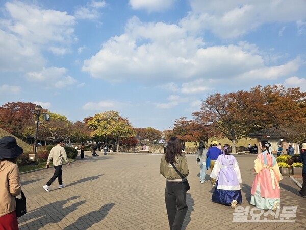 대릉원 안에 위치한 의류 대여소에서 신라시대 의복을 대여해 즐길 수 있었다. 사진=윤성희 기자