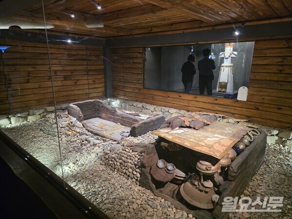 천마총 당시 발견된 유물들을 재현해 놓은 전시공간. 사진=윤성희 기자