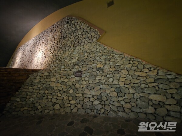 실제 유적 돌무지. 사진=윤성희 기자