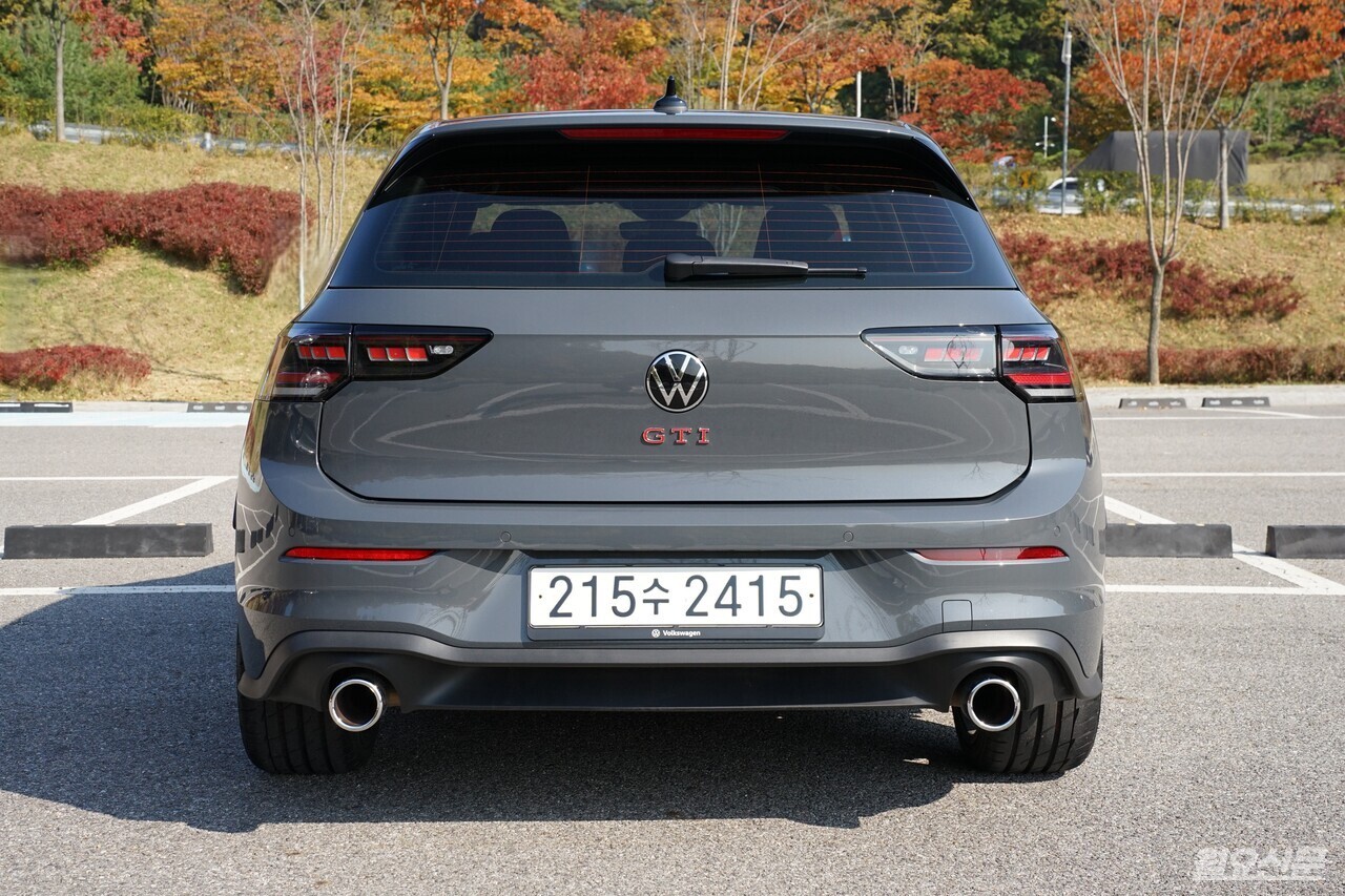 후면부에는 3D LED 리어램프와 GTI레터링, 전용 디퓨저, 듀얼 머플러가 적용됐다. 사진=김윤겸 기자