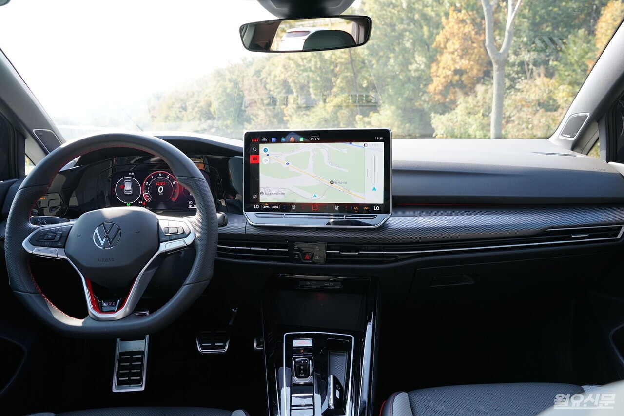 신형 골프 GTI 실내 모습. 실내에는 12.9인치 차세대 MIB4 인포테이먼트 디스플레이와 10.25인치 디지털 계기판이 적용됐다. 사진=김윤겸 기자