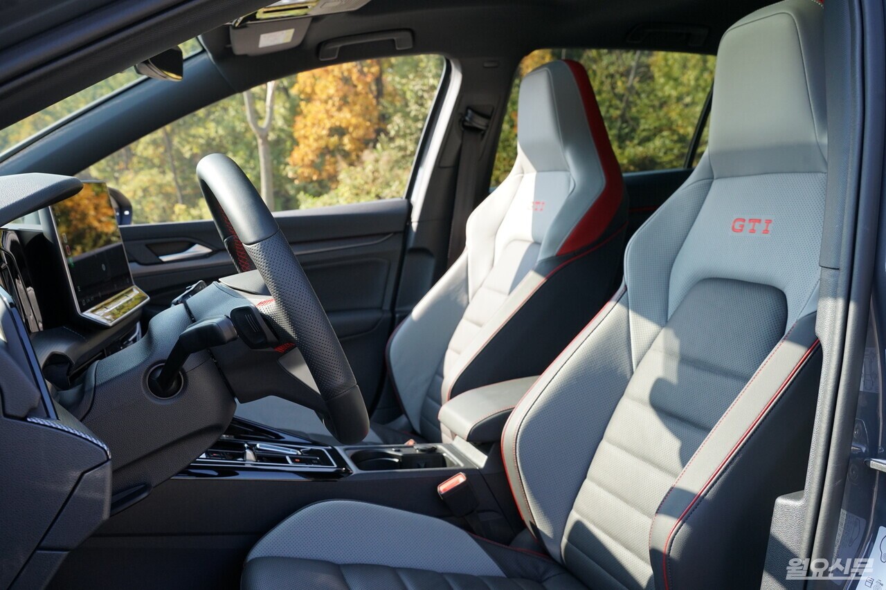 신형 골프 GTI 시트 모습. 신형 골프 GTI의 시트는 GTI 전용 비엔나 레더 스포츠가 적용돼 운전시 몸을 단단하게 지지해준다. 사진=김윤겸 기자
