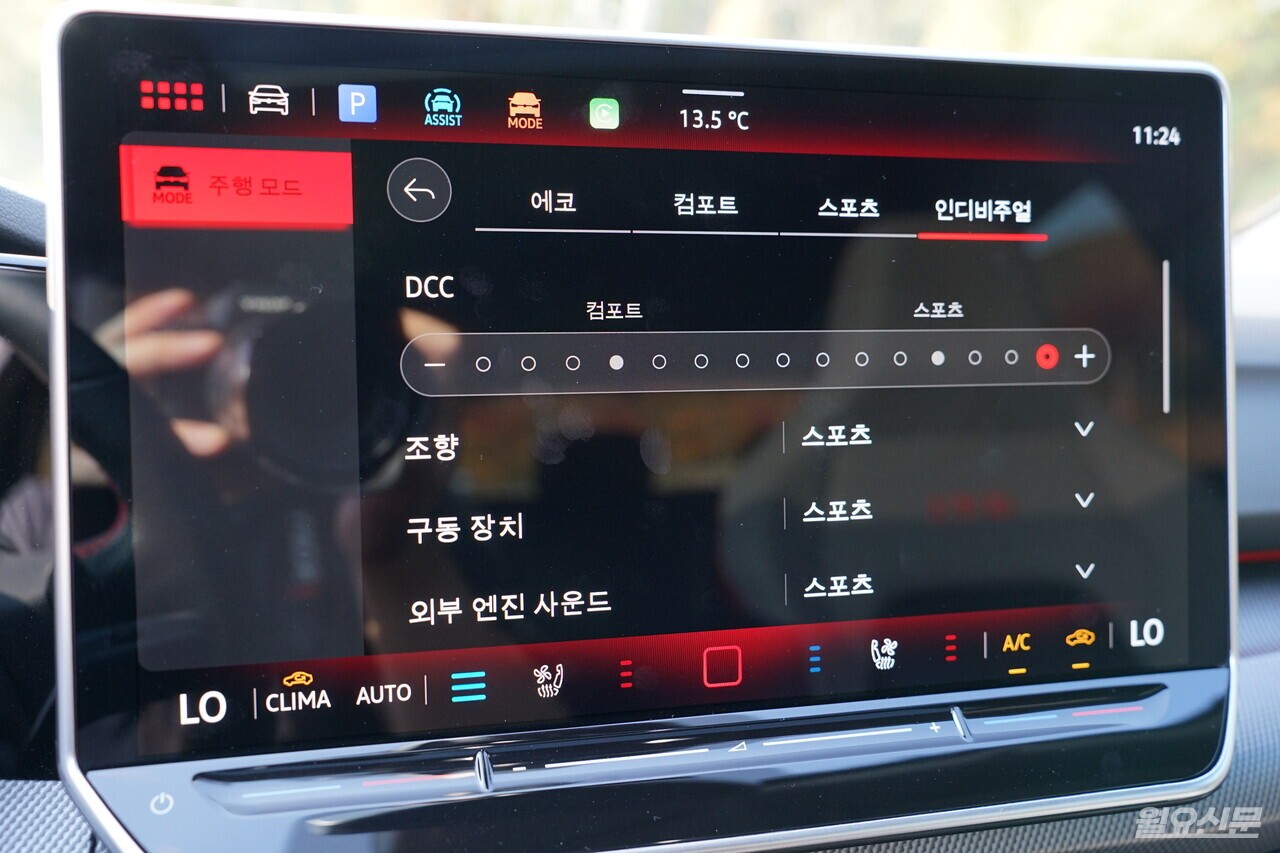 신형 골프 GTI의 인디비주얼(Individual) 주행 모드 화면. DCC 감쇠력과 조향, 구동 장치, 외부 엔진 사운드 등을 세밀하게 사용자 맞춤 설정할 수 있다. 사진=김윤겸 기자