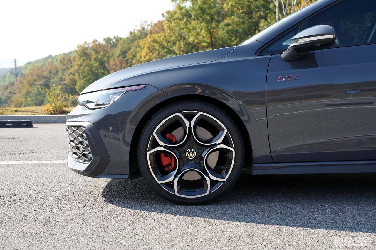 신형 골프 GTI에 적용된 19인치 퀸스타운 알로이 휠과 레드 브레이크 캘리퍼. 전자식 전륜 디퍼렌셜 락과 프로그레시브 스티어링 세팅이 더해져 코너링에서 높은 그립과 빠른 회두성을 제공한다. 사진=김윤겸 기자