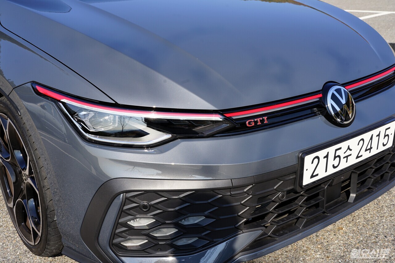 신형 골프 GTI의 전면부 상세컷. 강력한 제동력과 고속 안정성은 클래스 이상이지만 배기 사운드는 주행 특성 대비 차분한 편이다. 사진=김윤겸 기자