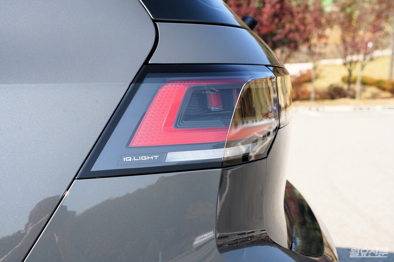 신형 골프 GTI의 3D LED 후미등. 전동화 흐름 속에서도 골프 GTI는 내연기관 핫해치의 존재 이유를 다시 증명하는 차량이다. 사진=김윤겸 기자