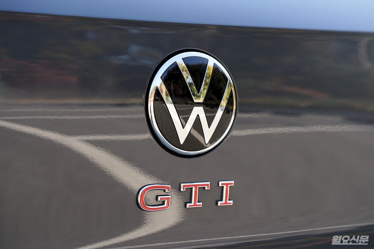 후면부에 적용된 폭스바겐 로고와 GTI 엠블럼. 신형 골프 GTI는 숫자로 설명할 수 없는 주행 성격을 앞세운 정통 핫해치다. 사진=김윤겸 기자