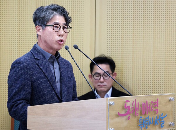 김선직 한강버스 대표가 17일 오전 서울시청 브리핑룸에서 '한강버스 멈춤사고' 관련 브리핑을 마친 후 취재진의 질문에 답하고 있다. 지난 15일 20시25분께 잠실선착장 인근 100m 부근에서 잠실행 7항차 102호 선박이 바닥에 걸려 멈추는 사고가 발생했다. 당시 선박 안에는 승객 등 82명이 탑승하고 있었다. 사진=뉴시스