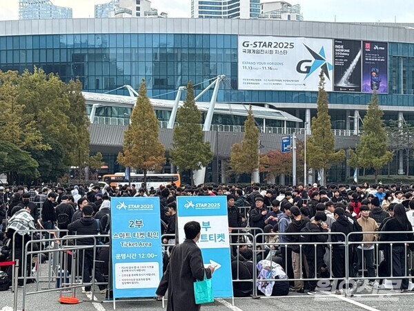 지스타가 열리는 제1전시관은 매일 오전 입장 전쟁을 치룬다. 추운 날씨에 한두 시간씩 밖에서 대기해야 하는 상황의 개선이 필요하다.