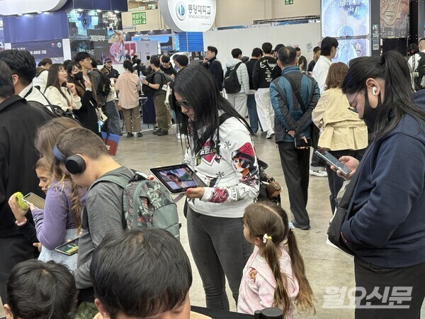 전시장 중간 중간 외국인이 보이지만 외국인을 위한 친절한 다국어 설명을 찾기란 쉽지 않다.