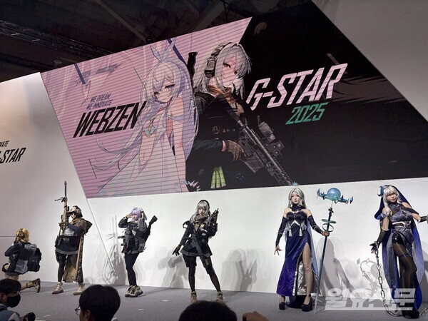 부스 곳곳에 흩어진 채 포즈를 취하는 코스프레어들 한 자리에 모아 별도의 쇼를 만들고 관람객의 투표를 받으면 어땠을까? 코스프레어들과 더불어 해당 게임의 소개도 겸하면 좋지 않았을까 싶다.