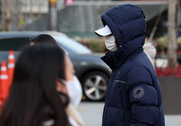 북쪽에서 찬 공기가 유입되면서 기온이 큰 폭으로 내려간 17일 오전 서울 종로구 광화문 네거리에서 두꺼운 옷을 입은 시민들이 출근길 발걸음을 재촉하고 있다 .사진=뉴시스