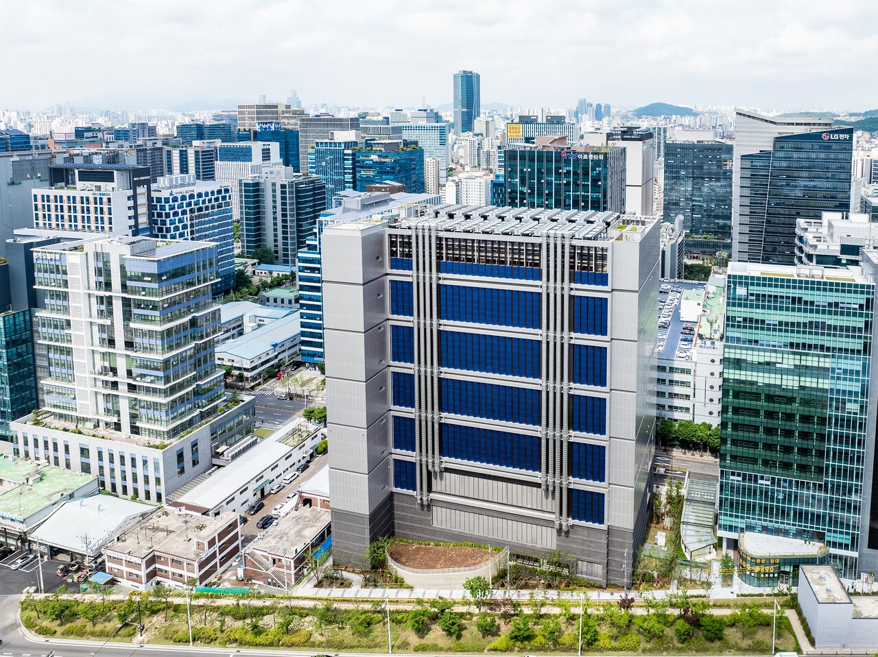 DL건설은 18일 서울 금천구 가산동에서 퍼시픽자산운용이 발주하고 kt cloud가 운용하는 40MW급 '가산 AI 데이터센터'를 준공했다고 밝혔다. 사진=DL건설