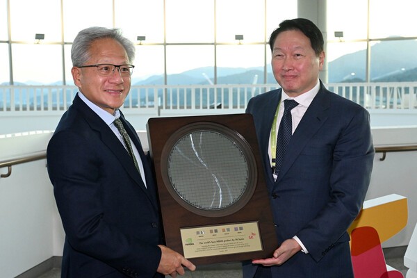 젠슨 황 엔비디아 CEO가 31일 경북 경주시 경주예술의전당에서 열린 아시아태평양경제협력체(APEC) CEO 서밋에 참석해 최태원 SK그룹 회장 겸 대한상의 회장으로 부터 SK하이닉스의 HBM4 반도체 웨이퍼를 선물로 받고 있다. 사진=뉴시스