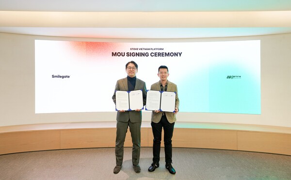 백영훈 스마일게이트 홀딩스 메가포트 부문 대표(왼쪽)와 레 비엣 호아 VTCO CEO(오른쪽)가 18일 서울시 강남구 오렌지플래닛에서 업무협약을 체결한 후 기념촬영을 하고 있다. 사진=스마일게이트