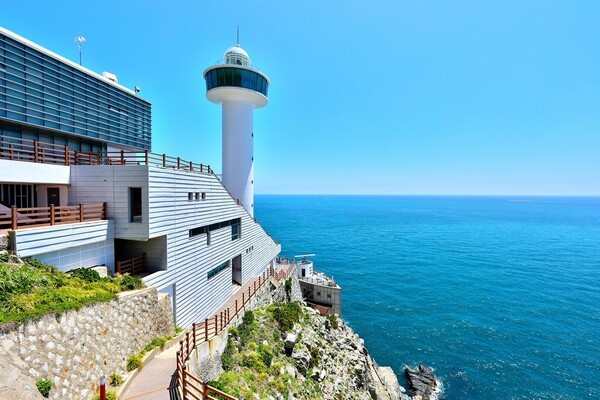 한국항로표지기술원이 가을철 등대 관광객 급증에 따라 방문객들의 안전을 위해 전국 주요 등대에 운영중인 등대해양문화공간에 안전물품을 비치했다. 사진=한국항로표지기술원