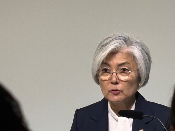 강경화 주미대사가 18일(현지시간) 미국 워싱턴DC에서 특파원단 간담회를 열고 발언하고 있다. 사진=뉴시스