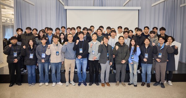 '2025 파운데이션 모델 테크 워크숍'에 참석한 SK텔레콤 정예팀 관계자들이 단체사진을 촬영하고 있다. 사진=크래프톤
