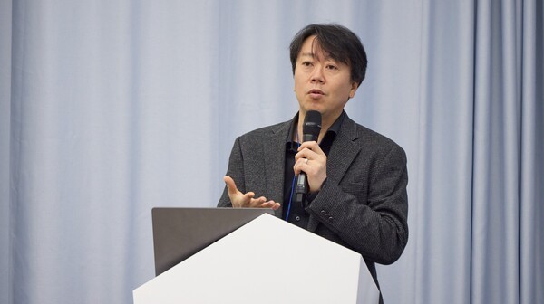 김태윤 SK텔레콤 파운데이션 모델 담당이 개발 중인 AI 모델을 주제로 발표하고 있다. 사진=크래프톤