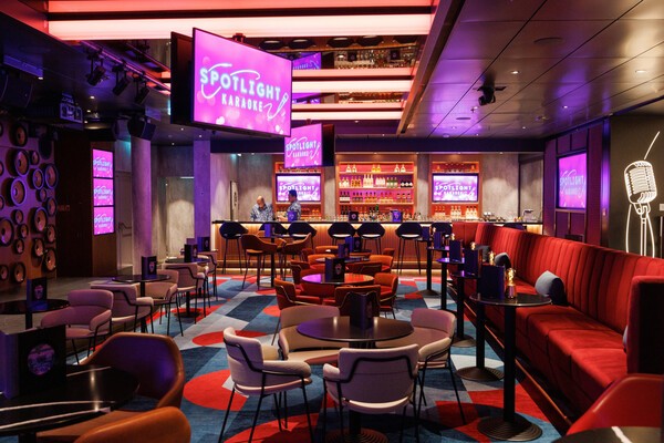 삼성전자는 글로벌 해운 업체인 '로열 캐리비안 크루즈'가 운영하는 '스타 오브 더 시즈' 크루즈선에 TV와 스마트 사이니지 약 6000여 대를 공급했다. 사진=삼성전자