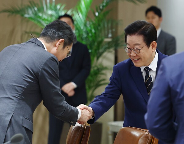 이재명 대통령과 이재용 삼성전자 회장이 16일 서울 용산 대통령실 청사에서 열린 한미 관세협상 후속 민관 합동회의에서 악수하고 있다. 사진=뉴시스