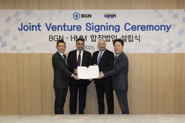 HMM 여의도 사옥에서 열린 합작법인 설립식에서 정준(우측 첫 번째) HMM 벌크사업본부장과 오잔 투르굿(Ozan Turgut·우측 두 번째) BGN 대표가 기념촬영을 하고 있다. 사진=HMM