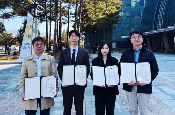 서울대학교 공과대학 조선해양공학과 '곡판다' 연구팀과 삼성중공업 공동연구팀은 '2025 산학 프로젝트 챌린지'에서 산업통상부 장관상을 수상했다. 왼쪽부터 박주신 삼성중공업 구조연구그룹장, 양희영 서울대 조선해양공학과 박사과정생, 김이은 서울대 조선해양공학과 박사과정생, 김도균 서울대 조선해양공학과 교수. 사진=서울대학교 공과대학