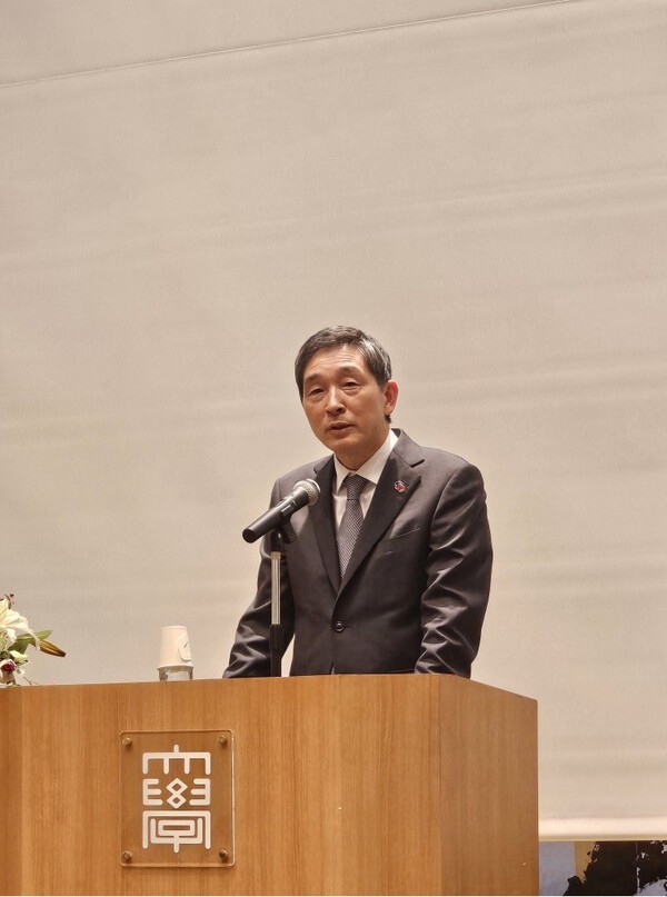 이혁 주일본 한국 대사가 오카야마상과대학을 방문해 '앞으로의 한일 관계'를 주제로 특별 강연을 진행하고 있다. 사진=이혁 주일본 대사