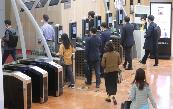 정부서울청사로 출근하는 공무원들. 사진=뉴시스