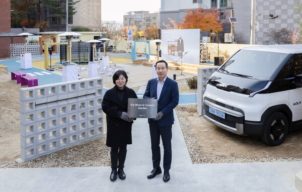 기아 국내사업본부장 정원정 부사장(오른쪽)과 꿈나무마을 파란꿈터 허경아 원장이 'Move & Connect' 행사 기념 촬영을 하고 있다. 사진=기아