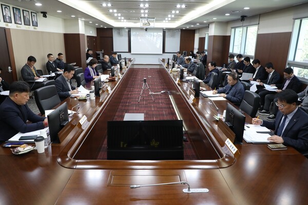 지난 18일 본사 임원회의실과 서울사무소 간 온라인으로 이뤄진 강원랜드의 제226차 이사회. =강원랜드