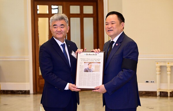 대우건설 정원주 회장(왼쪽)과 태국 아누틴 찬위라꾼 총리(오른쪽)가 면담 후 기념촬영을 하고 있다. 사진=대우건설